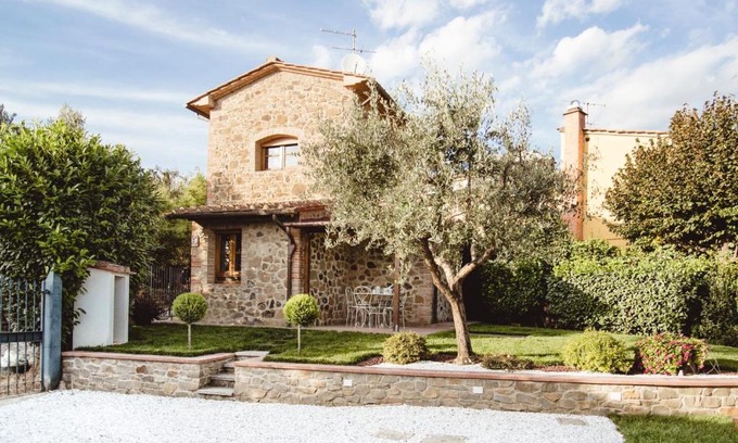 Tigliano House | Discover Il Fienile di Tigliano: 4-Star Getaway with Hot Tub