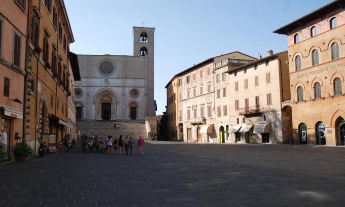 Collevalenza Apartment | Discover Il Focolare: Eco-Friendly Stay with Hot Tub