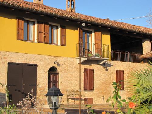 Cocconato Bed & Breakfast | Pet-Friendly Il Ghiro Dormiglione with Oceanfront Views