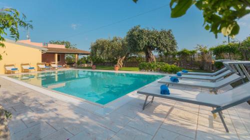 Ispica Villa | Discover Il Giardino Dei Limoni: Oceanfront Bliss Awaits