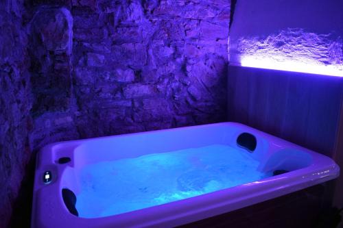 Artallo House | Cozy Il Giardino di Gio' with Oceanfront Spa & Hot Tub