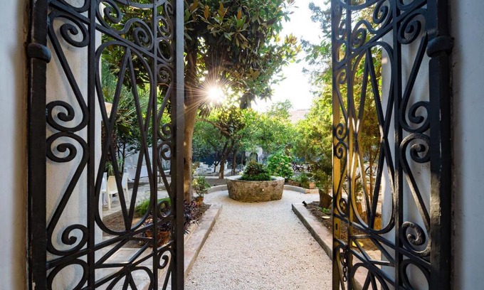 Torre Annunziata Bed & Breakfast | Discover Il Giardino di Tonia - Oplontis Guest House