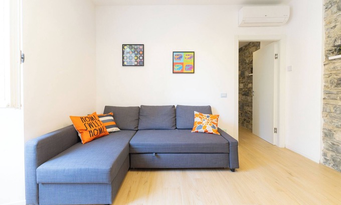 Como Apartment | Convenient Stay at Il Giglio, Steps from the Duomo