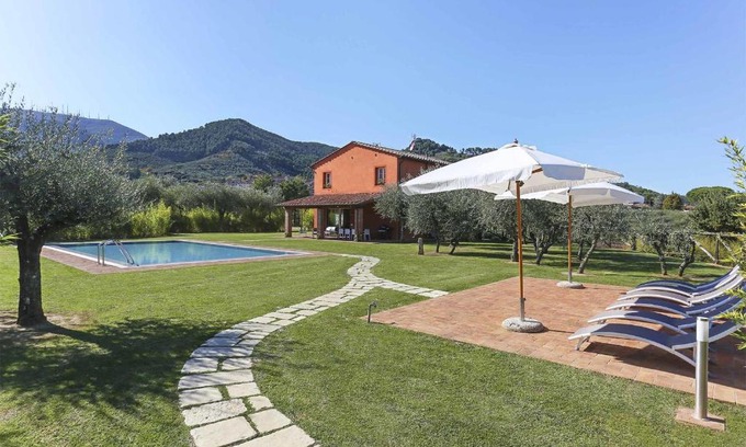 Cascine-La Croce Villa | Discover Il Grappolo: Family-Friendly 4-Star Retreat
