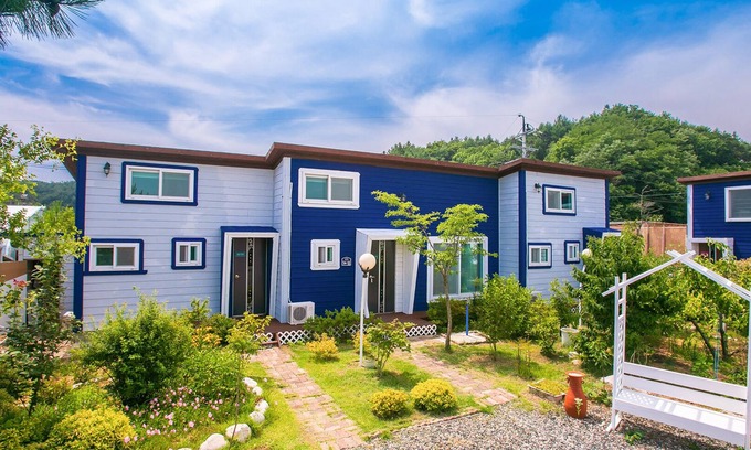 Yangyang Condo | Pet-Friendly Il Mare Pension with Breakfast & Kitchen Access