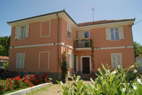 Acqui Terme Apartment | Discover Il Melo Antico: Vintage Villa in Monferrato