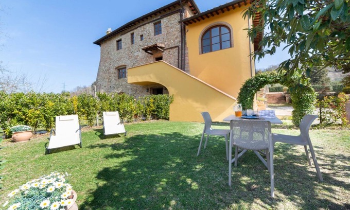 San Pietro in Bossolo Cottage | Cozy Chianti Farmhouse Apartment with Garden for 4