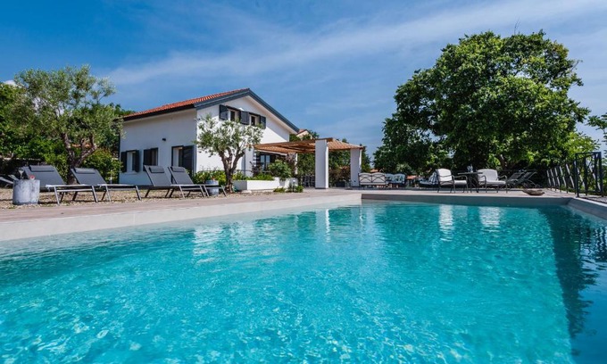 Lavinaio-Monterosso Apartment | Beachfront Il Minicucco Apartments with Pool & Ocean View