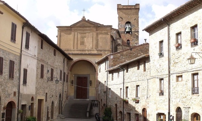 Chianni House | Il Mirtillo: Idyllic Retreat in a Medieval Italian Village