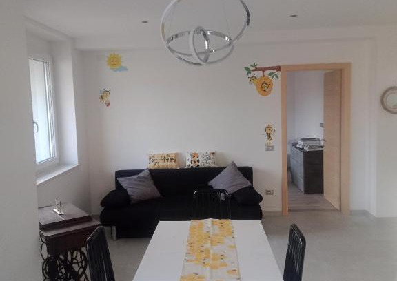 Taio Apartment | Pet-Friendly Stay at Il Nido dell'Ape - Rated 9.3/10