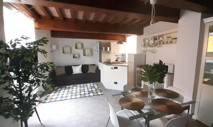 Carrara Apartment | Discover il nido dell'arancio: Highly Rated & Family-Friendly