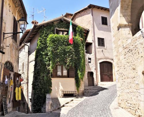 Sermoneta Apartment | Discover Il Nido: Pet-Friendly Stay with Breakfast Included
