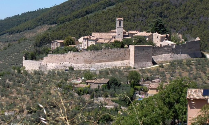 Campello sul Clitunno House | Cozy Il Palazzetto Holiday House with Kitchen Amenities