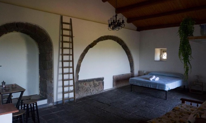 Santa Tecla Apartment | Pet-Friendly Getaway at Il Palmento di Beppe with Ocean View