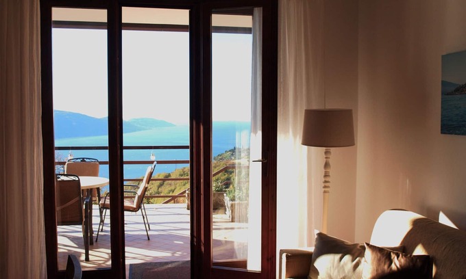 Aer Apartment | Il Patio Rebomaholidays: Lake View with Spacious Terrace