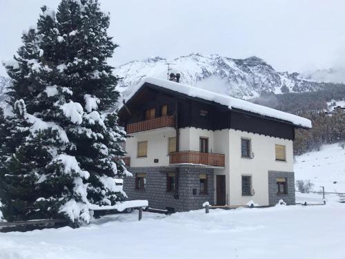 Antagnod Apartment | Il Pettirosso - Family-Friendly Panoramic Apartment Retreat