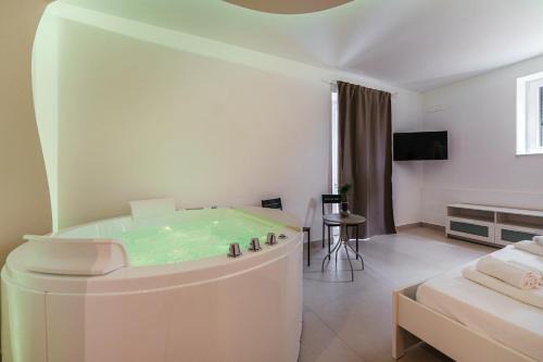 Procida Bed & Breakfast | Relax at Il Poeta nella Vigna with Hot Tub & Child-Friendly Fun