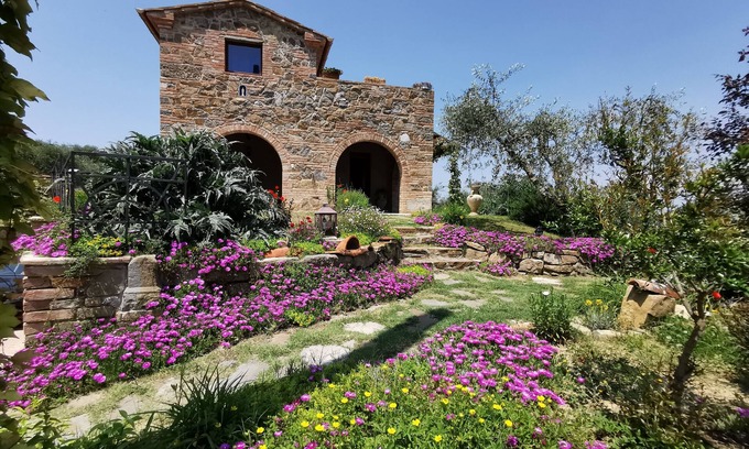 Sinalunga Villa | Discover Il Poggio dell'Eremita: Spa, Ocean Views & More