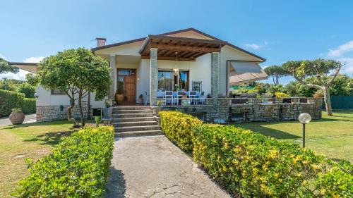 Cinquale Villa | Pet-Friendly Il Renzito 8: Oceanfront Bliss & Perfect Score