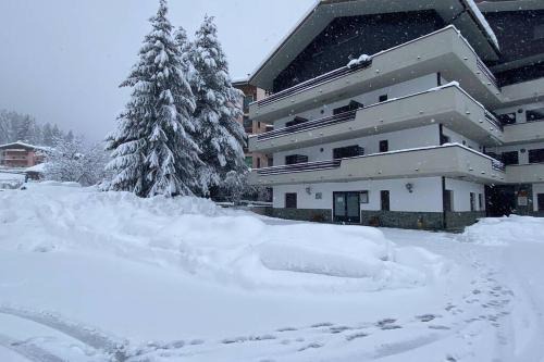 Aprica Apartment | Convenient Ski Retreat Just 200 Meters from Lifts