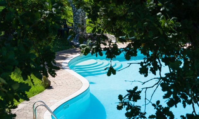 Alvignano Bed & Breakfast | Relax at Il Rifugio Pecorella with Pool & Breakfast Options