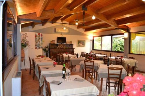 Ostra Vetere House | Discover Il Sentiero: Pet-Friendly Retreat with Breakfast