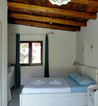 Calatabiano Bed & Breakfast | Idyllic Il Siriaco: Oceanfront Retreat with Hot Tub
