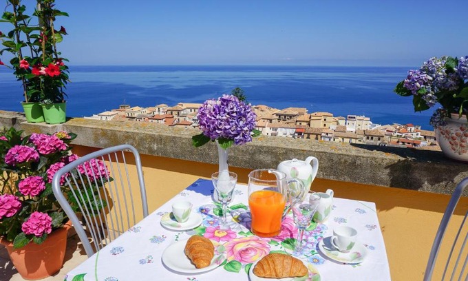 Pizzo Apartment | Pet-Friendly Retreat at Il Terrazzo su Pizzo - 10/10 Reviews