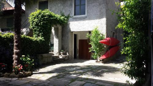 Mandello del Lario Apartment | Inviting Il Vecchio Cortile: Pet & Child Friendly Retreat