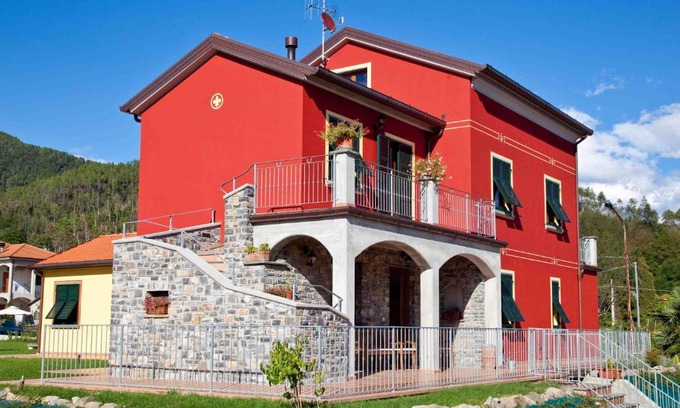 Brugnato House | Il Vecchio Noce: Family-Friendly Stay with Pet Amenities