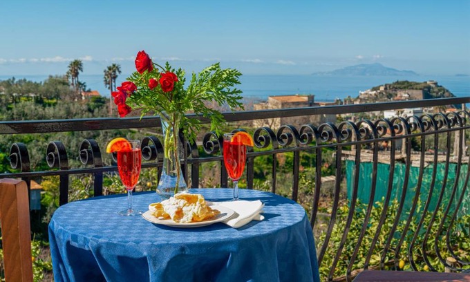 Schiazzano Apartment | Inviting Il Viale: Pet-Friendly with Oceanfront Views
