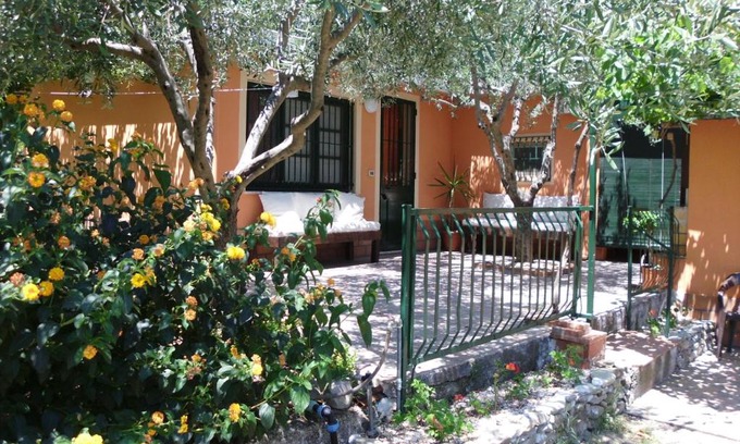 Gaggi House | Beachfront Il Vigneto Cottage with Pool and Great Reviews