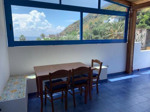 San Vincenzo House | Inviting Il Vulcano a Piedi: Ocean View & Family Focused
