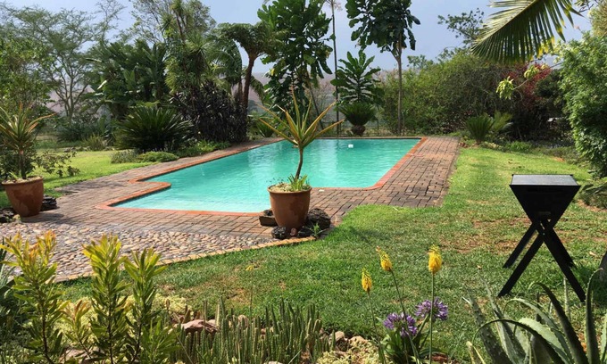 White River House | Relaxing Ilanda Guest House with Pool and Spa Amenities