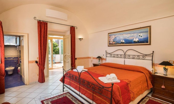 Chiesa Nuova Apartment | Elegant ILARY HOUSE Apartment with Spa and Hot Tub in Positano