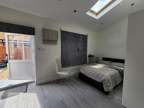 Valentines Apartment | Convenient Ilford Town Centre Studio for Family Getaways