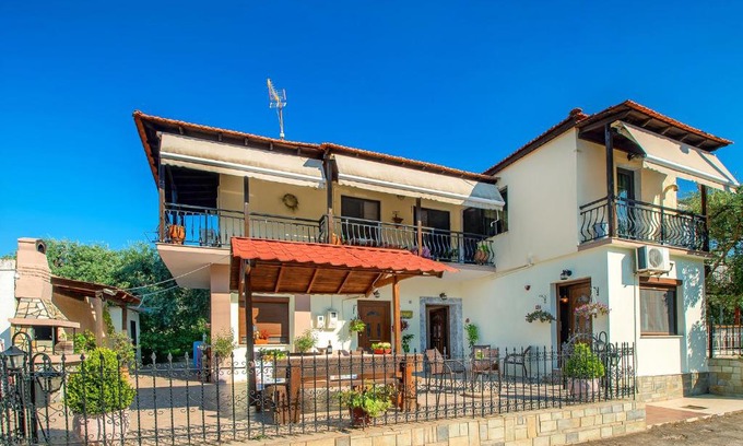 Skala Kallirachis Apartment | Oceanfront Ilioni Studios: Breakfast & Family-Friendly Stays