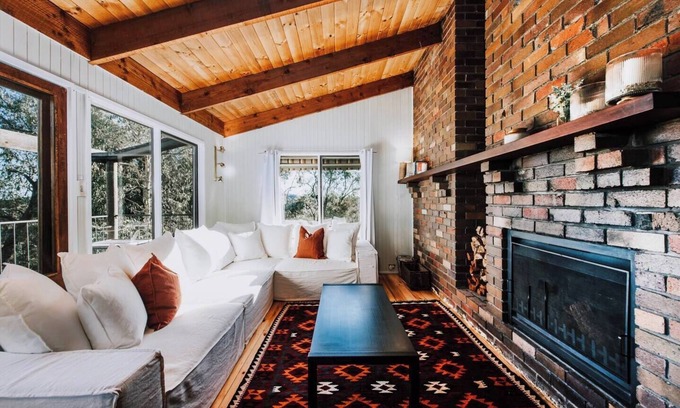 Budgee Budgee Cabin | Ilkley House: Family-Friendly Retreat with Pet Amenities