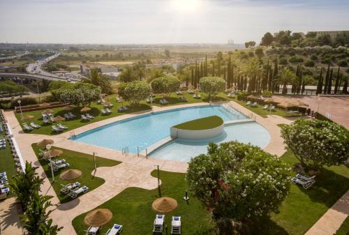 San Juan de Aznalfarache Hotel | Discover Ilunion Alcora Sevilla: Poolside Oceanfront Retreat