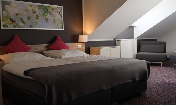 Meerbusch Hotel | Discover Ilvericher Hof: Family-Friendly with Breakfast
