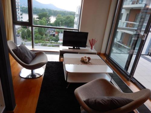 Vizafogo Apartment | Relaxing Poolside Retreat with Sauna and Hot Tub