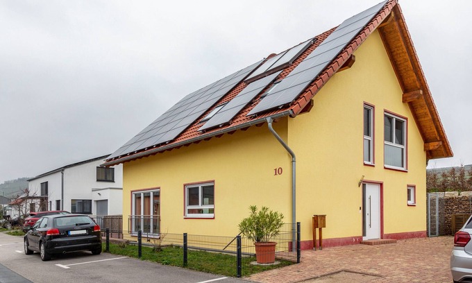 Mainz-Bingen Apartment | Relax at Im Bubenstück: Oceanfront Stay with Wi-Fi