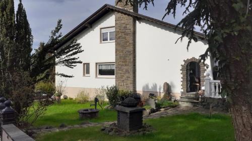Ettringen Apartment | Vulkanland Retreat for Up to 6 Guests with Hot Tub