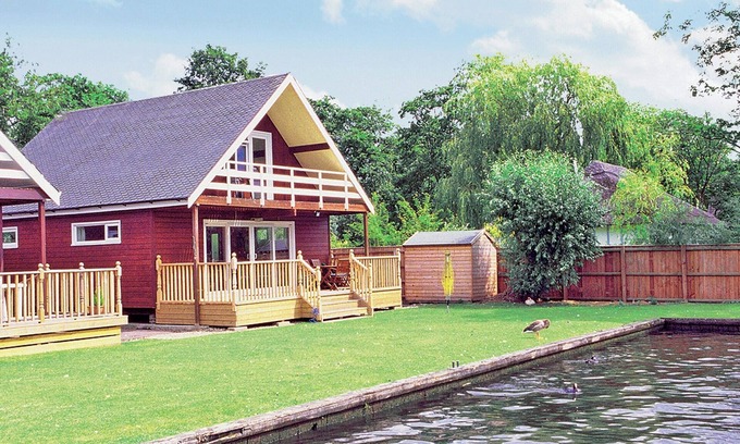 Wroxham Cottage | Relax by the River: Enjoy Lake Views and Family-Friendly Amenities