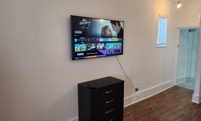 Stone Apartment | Spotless 1-Bedroom Retreat in Greenhithe with Breakfast