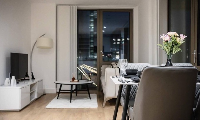Poplar Apartment | Immaculate 2-Bed Apartment with Kitchen in Canary Wharf