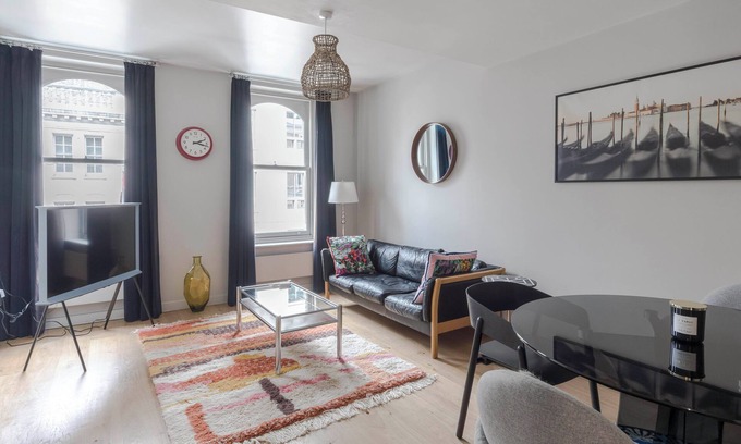 Carnaby Apartment | Elegant 2-Bed Apartment in Central London with Breakfast