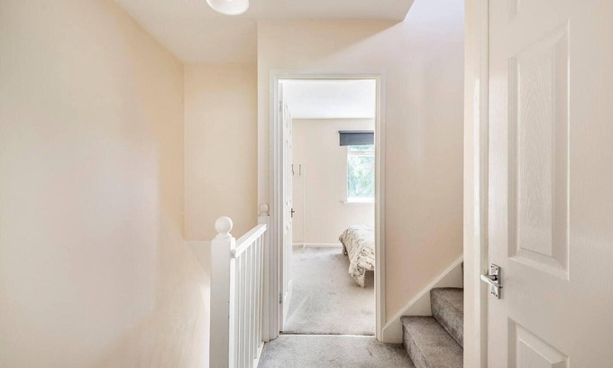 Bletchley House | Immaculate 2-Bedroom House with Kitchen in Milton Keynes