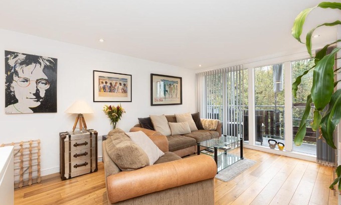 Blackheath Apartment | Immaculate 2BR Flat in Greenwich, Steps from Maze Hill St