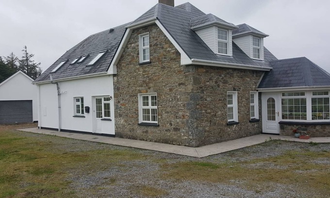 Glin House | Immaculate 5-Bed House in Glin with Breakfast Included